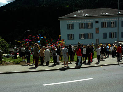 Il corteo sul praticello della fontana ridisegnato dall’arch. Francesca Pedrina nell’ambito del progetto ontane e sorgenti” finanziato con un contributo del Municipio di Airolo