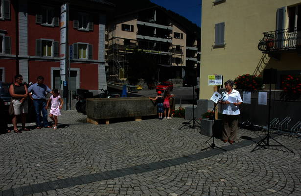 Evento “La fontana in cerca di una piazza” - Franca Da Rin legge una sua poesia in dialetto airolese davanti alla fontana di Madrano in cerca di una nuova collocazione durante la presentazione del progetto “Fontane e sorgenti” Evento “La fontana in cerca di una piazza” - Franca Da Rin legge una sua poesia in dialetto airolese davanti alla fontana di Madrano in cerca di una nuova collocazione durante la presentazione del progetto “Fontane e sorgenti”