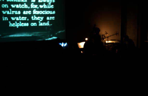 Q3 :: Brian Quinn, batteria; Simon Quinn, contrabbasso; Max de Aloe, armonica cromatica e tastiere, accompagnano dal vivo il film Nanuk l’eschimese, 1922, di Robert Flaherty Q3 :: Brian Quinn, batteria; Simon Quinn, contrabbasso; Max de Aloe, armonica cromatica e tastiere, accompagnano dal vivo il film Nanuk l’eschimese, 1922, di Robert Flaherty