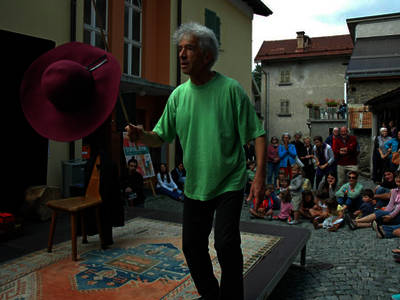 Mario Camani, giocoliere, diverte grandi e piccini