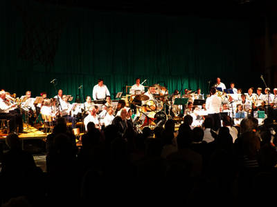 La banda PontSort con solisti e voci recitanti diretti dalla ma. Lena Taragnoli