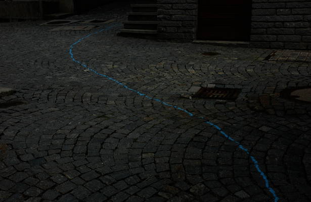 Il filo che guidava alla mostra attraverso il borgo