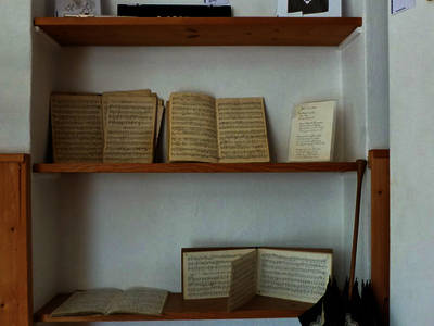 L'angolo della Corale Santa Cecilia: si scorgono gli spartiti copiati a mano con bellissima grafia da Alfonsina Vigliano