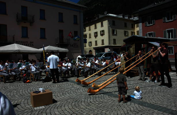 FILARMONICA AIROLESE & I CORNI DELLE APLI :: Maurizio Fabbro, direttore; i Mytha suonano con la Filarmonica il brano di Hans Kennel “Dance five” FILARMONICA AIROLESE & I CORNI DELLE APLI :: Maurizio Fabbro, direttore; i Mytha suonano con la Filarmonica il brano di Hans Kennel “Dance five”
