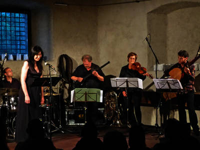 Concerto di Michel Godard (serpentone, tuba, chitarra elettrica), Chiara Banchini (violino), Guillemette Laurens (voce), Bruno Helstroffer (tiorba) e Lucas Niggli (batteria e percussioni) al Dazio Grande di Rodi