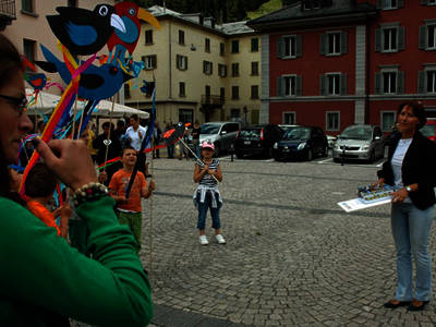 Francesca Pedrina con la scatola dei desideri di abbellimento dello spazio pubblico. Chi volesse aggiungere un desiderio invii una mail a info@airolointransizione.ch