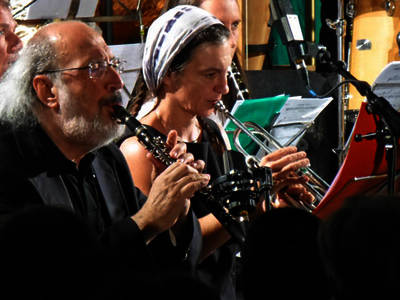 Gianluigi Trovesi (clarinetto) e  Hilaria Kramer (tromba) durante il concerto con la banda PuntSort