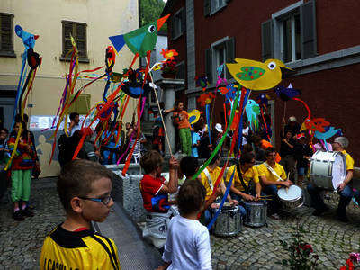 Gli smilzi sostano vicino alla fontana di piazza Motta rivalorizzata di recente.