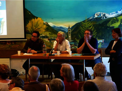 Relatori e moderatrice del dibattito attenti agli interventi del pubblico