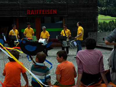 I tamburini Ratatütt guidati da Valerio Felice si esibiscono in coda al festival