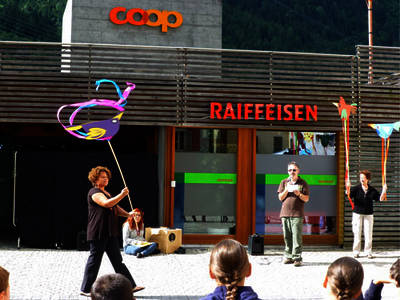 Un attimo del balletto degli smilzi eseguito dalle animatrici del Gruppo di animazione creativa accompagnate dal racconto di Gilberto Canonica