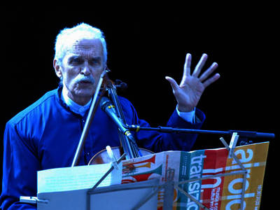 Marco Mona, cantastorie, racconta la fiaba degli animali del bosco“Questa strada non si fa”