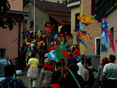 Gli smilzi e i loro accompagnatori per le vie del borgo