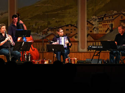 Concerto degli Hujässler nel salone Olimpia di Airolo: Dani Häusler, Markus Flückiger, Reto Kamer e Sepp Huber jun.