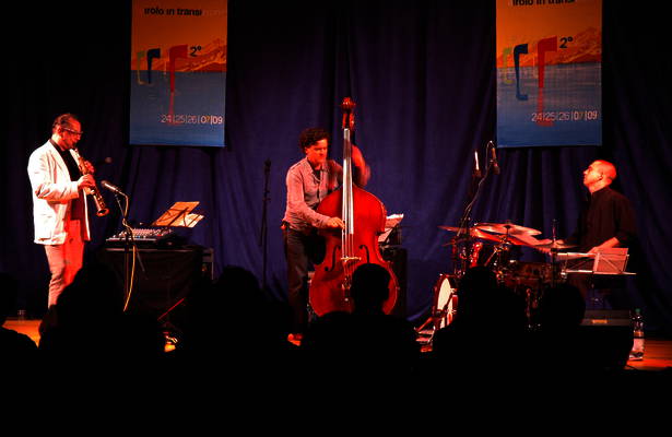 DÉPART :: Harry Sokal, sassofoni; Heiri Känzig, contrabbasso; Lionel Friedli, batteria DÉPART :: Harry Sokal, sassofoni; Heiri Känzig, contrabbasso; Lionel Friedli, batteria