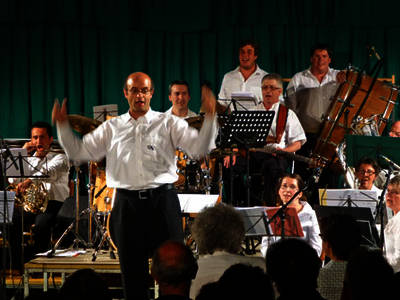 Il mo. Maurizio Fabbro dirige La Montanara cantata dalla banda PuntSort e dal pubblico