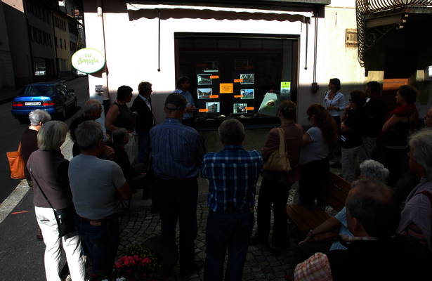 Visita guidata dall’allora sindaco di Castasegna Maurizio Michael alla mostra “Vivere e innovare la montagna” allestita nelle vetrine di Airolo Visita guidata dall’allora sindaco di Castasegna Maurizio Michael alla mostra “Vivere e innovare la montagna” allestita nelle vetrine di Airolo